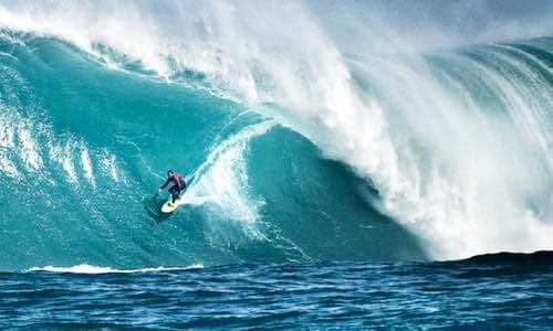 Sobre surfistas de ondas grandes e ondas estacionárias